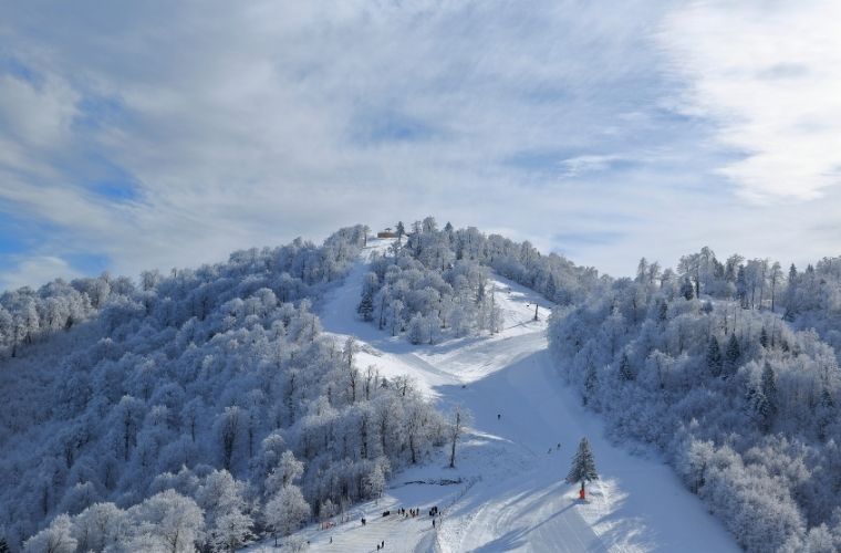 Kartepe kayak merkezi kar manzarası ve kayak pistleri.