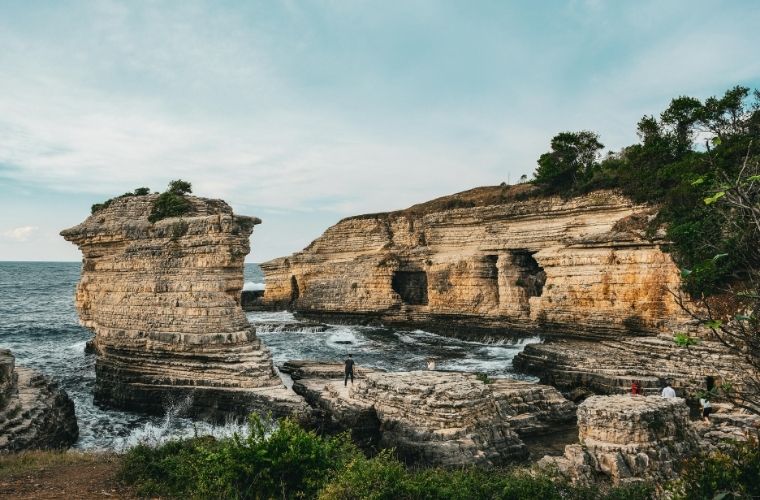 Kocaeli Kandıra ilçesinde bulunan doğal oluşumlu Kerpe Pembe Kayalıklar.
