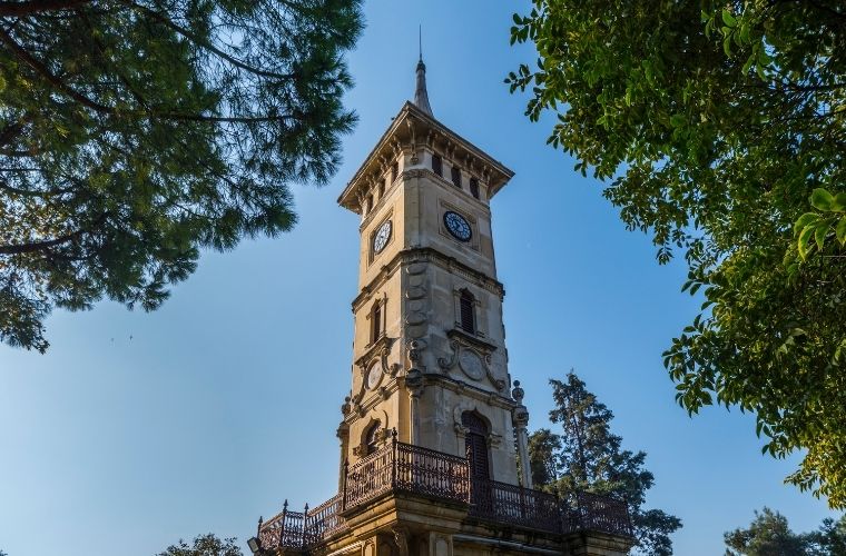 İzmit merkezinde bulunan tarihi Kocaeli Saat Kulesi ve çevresi.