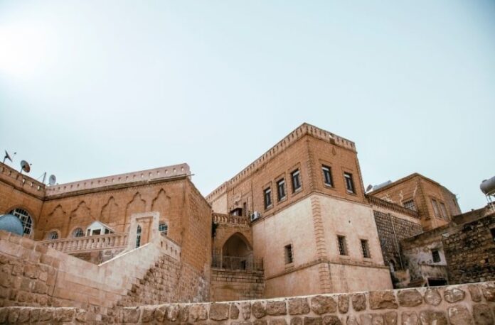Midyat gezilecek yerler kapak fotoğrafı, Uzak Şehir dizisinin çekildiği tarihi taş evler ve panoramik Mardin manzarası.