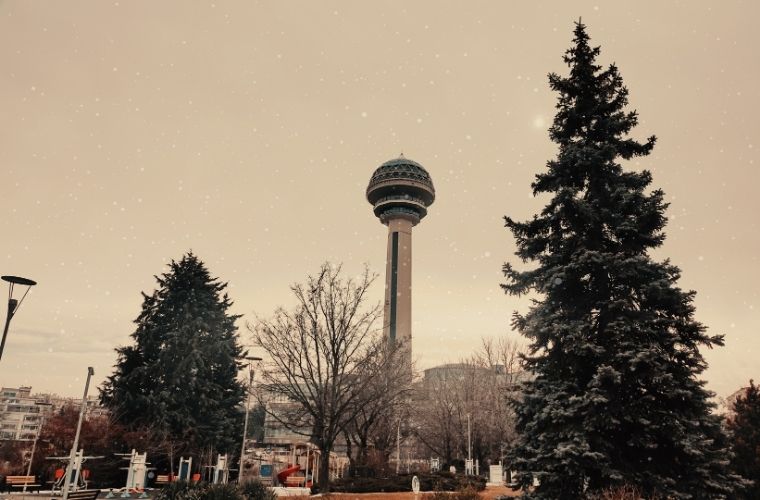 Editörün seçimi olan Modern Ankara'nın simgesi Atakule, teraslar ve panoramik şehir manzarası.