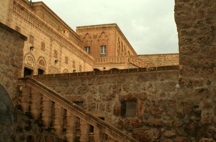 Midyat'ın en önemli tarihi yapılarından biri olan Mor Gabriel Manastırı (Deyrulumur) dış cephesi ve taş işçiliği.
