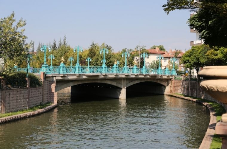 Eskişehir Adalar bölgesinde Porsuk Çayı kenarındaki kafeler ve gece ışıklandırması.