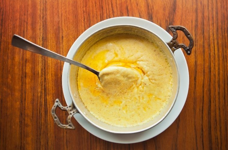 Karadeniz kahvaltısının vazgeçilmezi bakır tavada uzayan tereyağlı Trabzon kuymak (mıhlama).