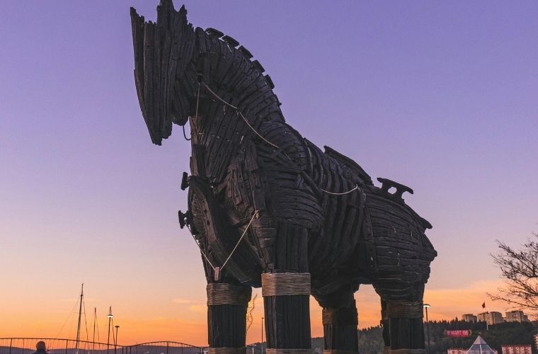 Çanakkalede gezilecek yerler arasında bulunan Truva Antik Kenti ve tahta at heykeli.