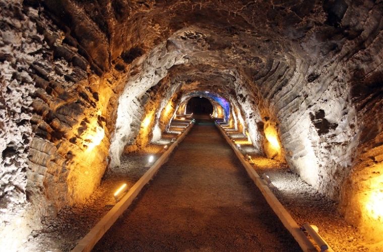 Iğdır Tuzluca Tuz Mağaraları içindeki ışıklandırılmış devasa tuz galerileri.