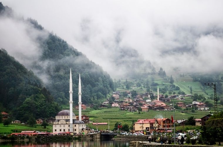 Trabzon Uzungöl'ün Karester Yaylası'ndan çekilmiş sisli panoramik manzarası ve cami detayları.